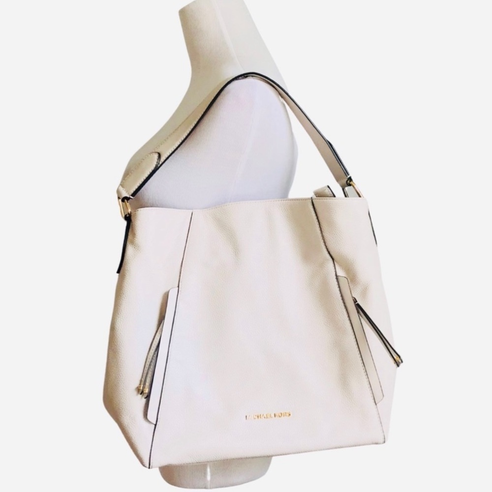 Michael Kors Creamwhite Leather
Shoulder Bag .